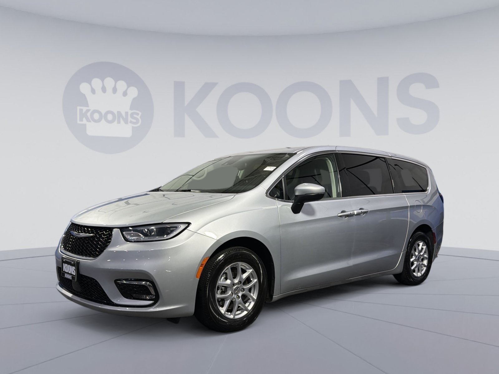 2023 Chrysler Pacifica Touring L in Silver Mist Clearcoat — front three-quarter view